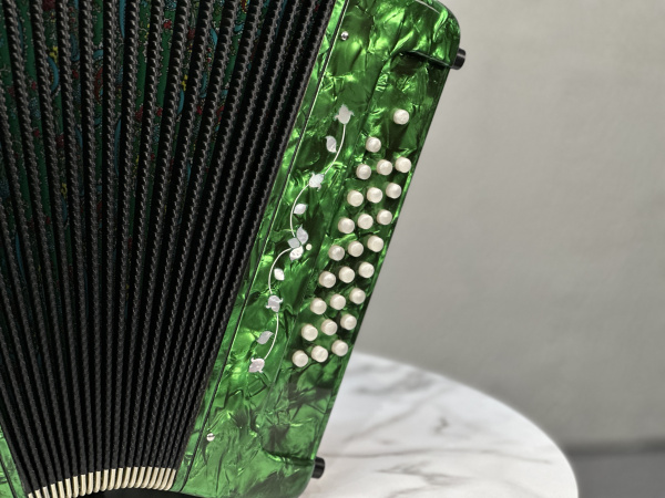 Гармонь "Заказная" ре мажор (зеленая)