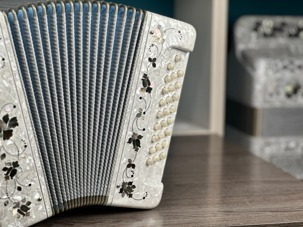 УВЕЛИЧЕННАЯ ИТАЛЬЯНСКАЯ ПЕРЛАМУТРОВАЯ КНОПКА 9,5 мм // PISTONCINI // для левой механики