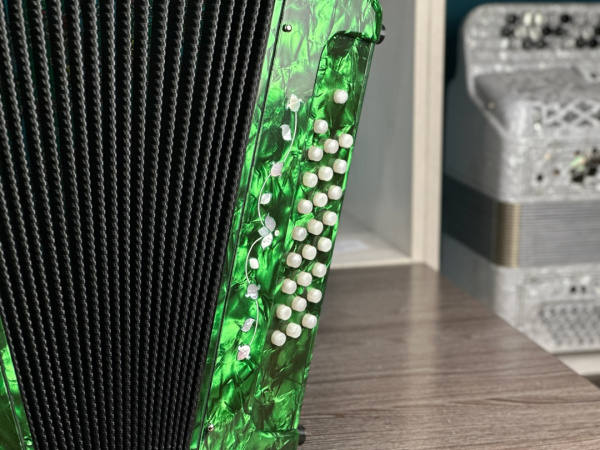 УВЕЛИЧЕННАЯ ИТАЛЬЯНСКАЯ ПЕРЛАМУТРОВАЯ КНОПКА 9,5 мм // PISTONCINI // для левой механики